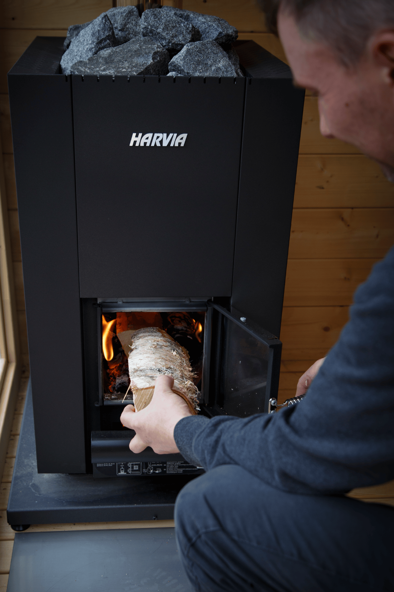 Harvia Linear 18 Compact | Saunaofen Holz Komplettset mit BimSchV Stufe 2 - inkl. Schornsteinset nach Wahl & 40 kg Saunastein | 14,3 kW